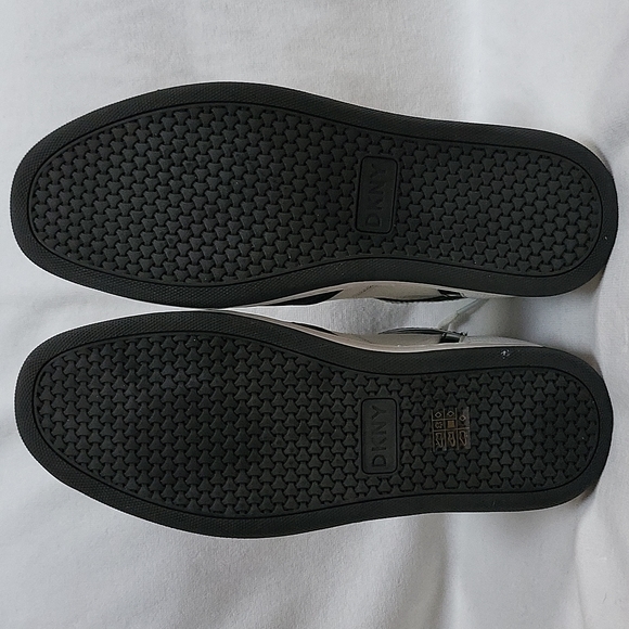 DKNY - Picture 8 of 10